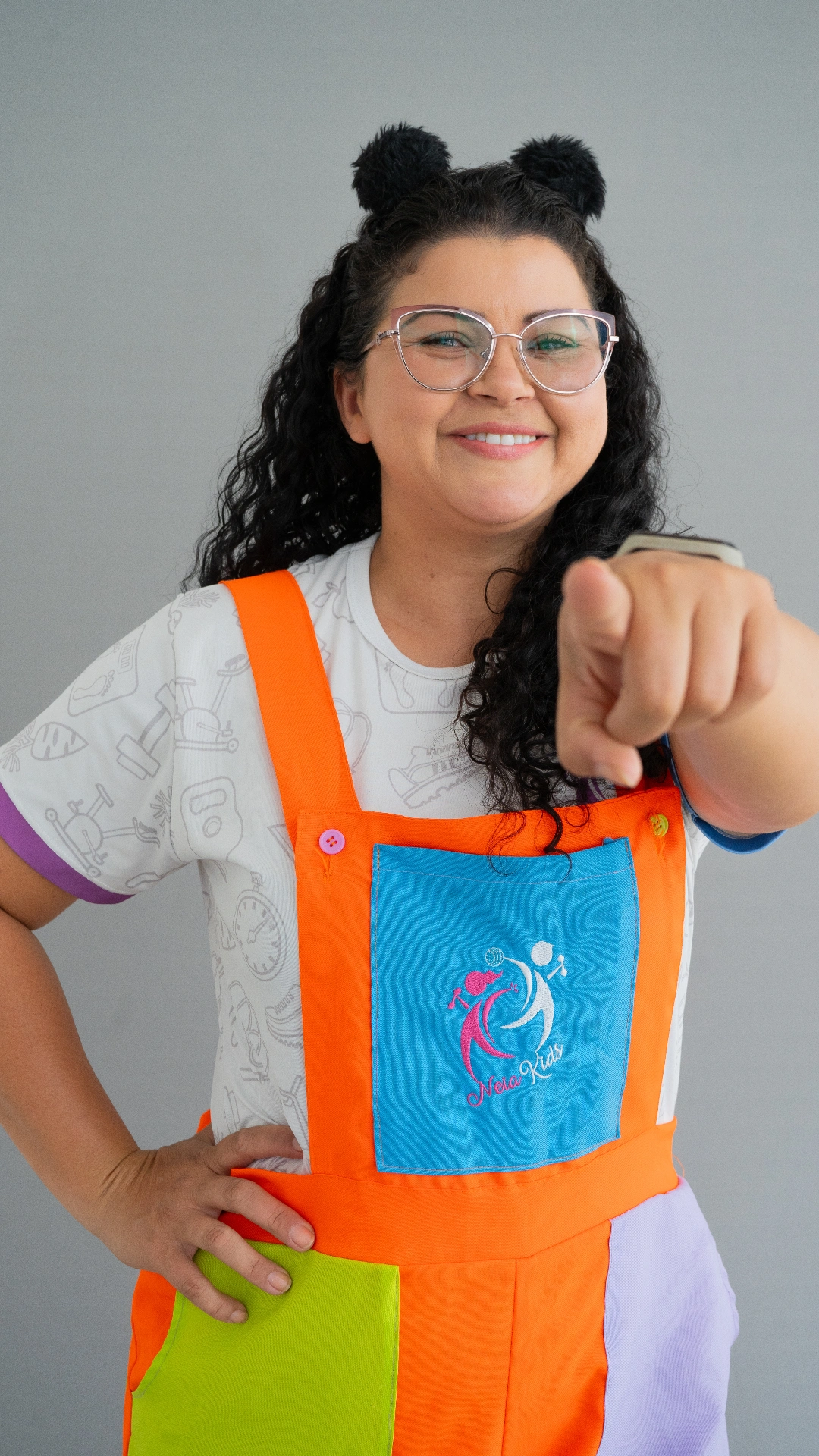 Professora Néia aponta para você — Educação Física Infantil